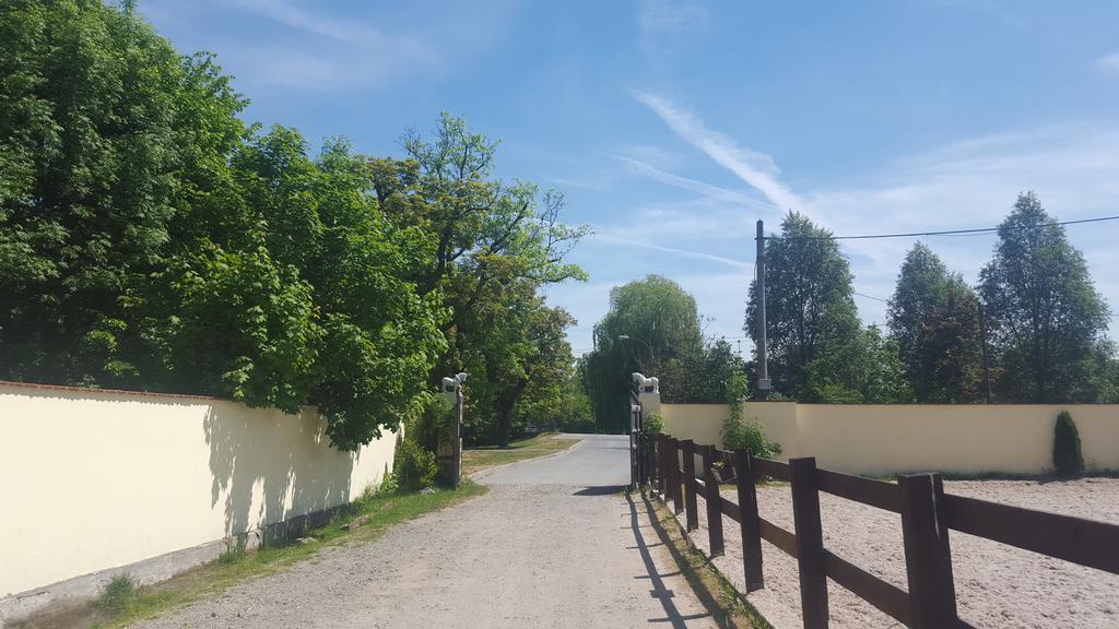 Farm Stay Nh Stables Nyrany Extérieur photo