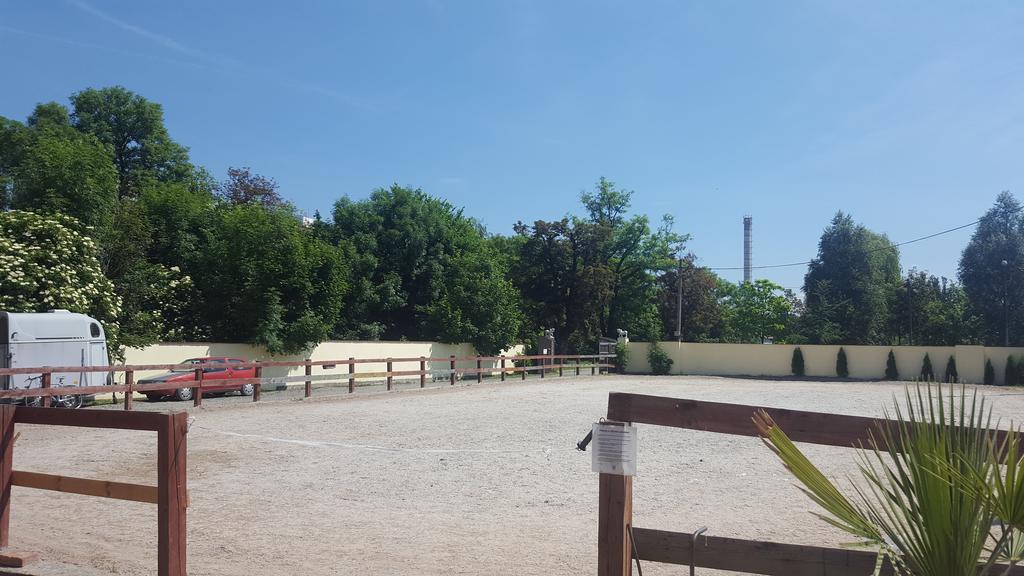 Farm Stay Nh Stables Nyrany Extérieur photo